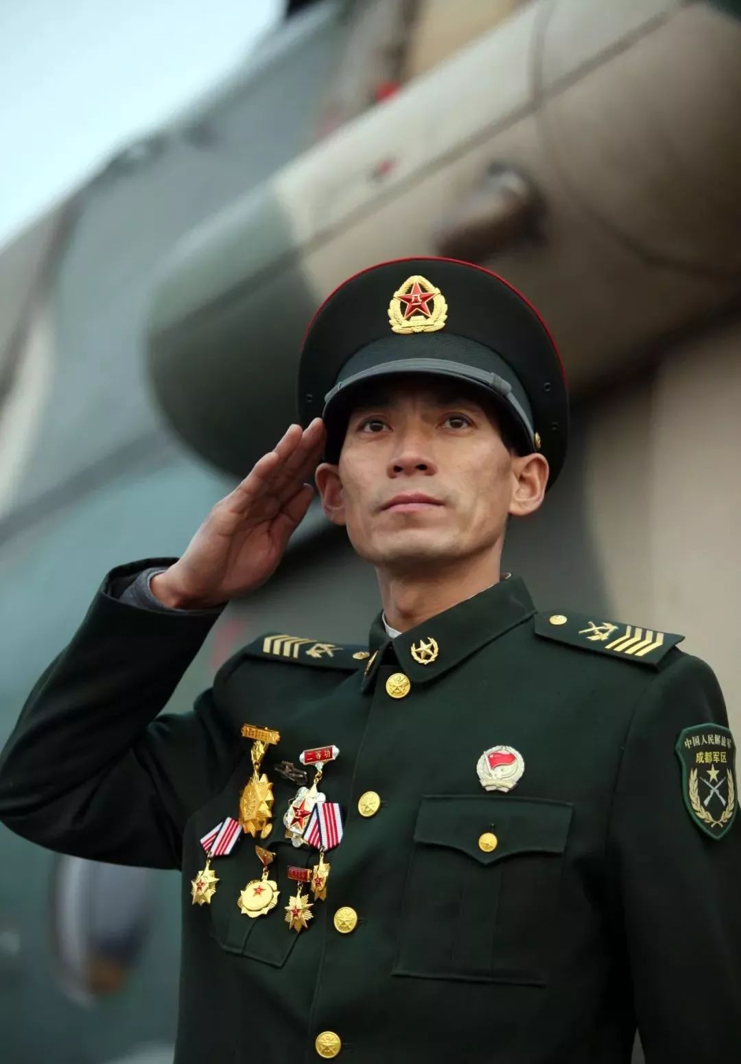 厉害!士官一直干到了退休