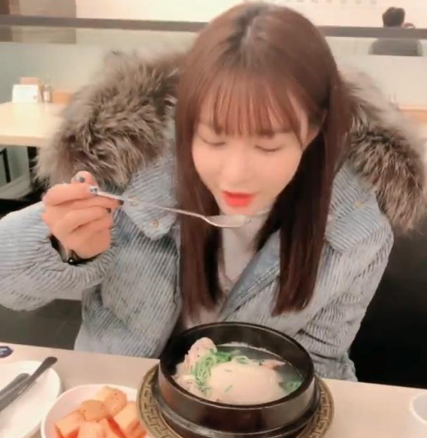 沈梦辰直播喝鸡汤,衣服再次成为焦点,网友直呼:买不起!