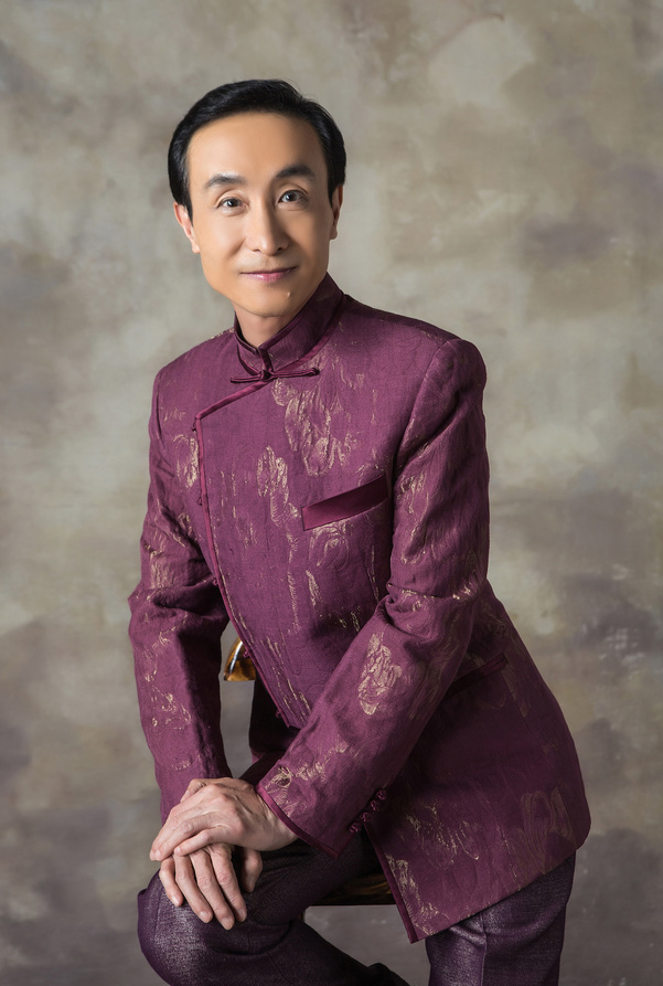 61岁巩汉林的全家福曝光,老婆许久没有出现,儿子儿媳也罕见出镜