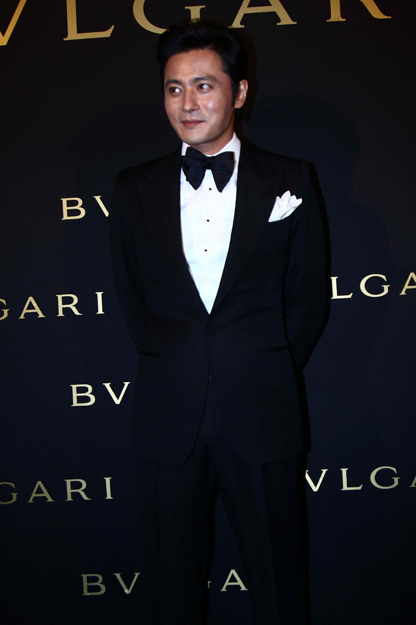 据说,张东健是棒子国女性的男神,一个整容的国度,不知道这个男神有整