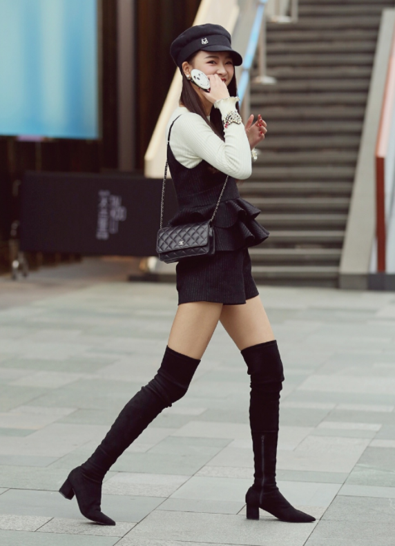 小姐姐穿过膝长筒靴,露出纤细大长腿,十分吸睛!