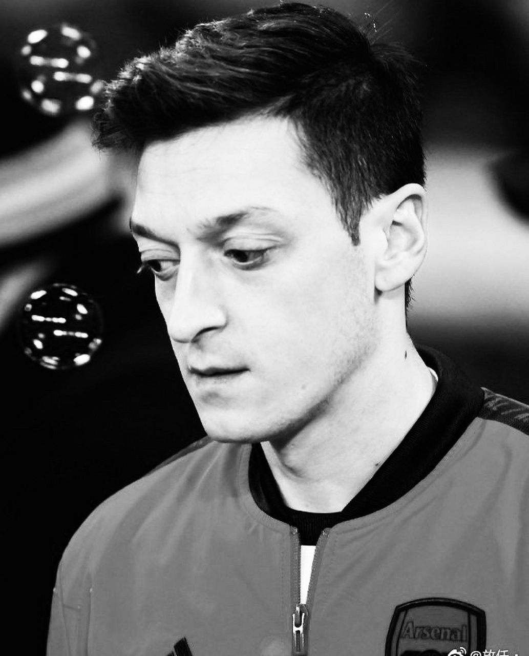 资深足球专家楼坚(笔名克韩)分析称:第一,这个事情指望厄齐尔自己处理