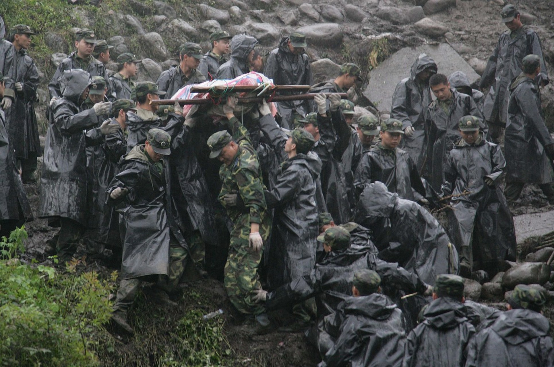 在这场令人悲痛的灾难中,10万解放军参与到抗震救灾当中,其中就有著名