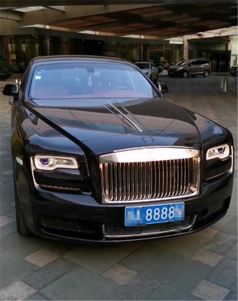 杭州一大佬座驾,800万劳斯莱斯,配7万手绘腰线,车牌成最大亮点