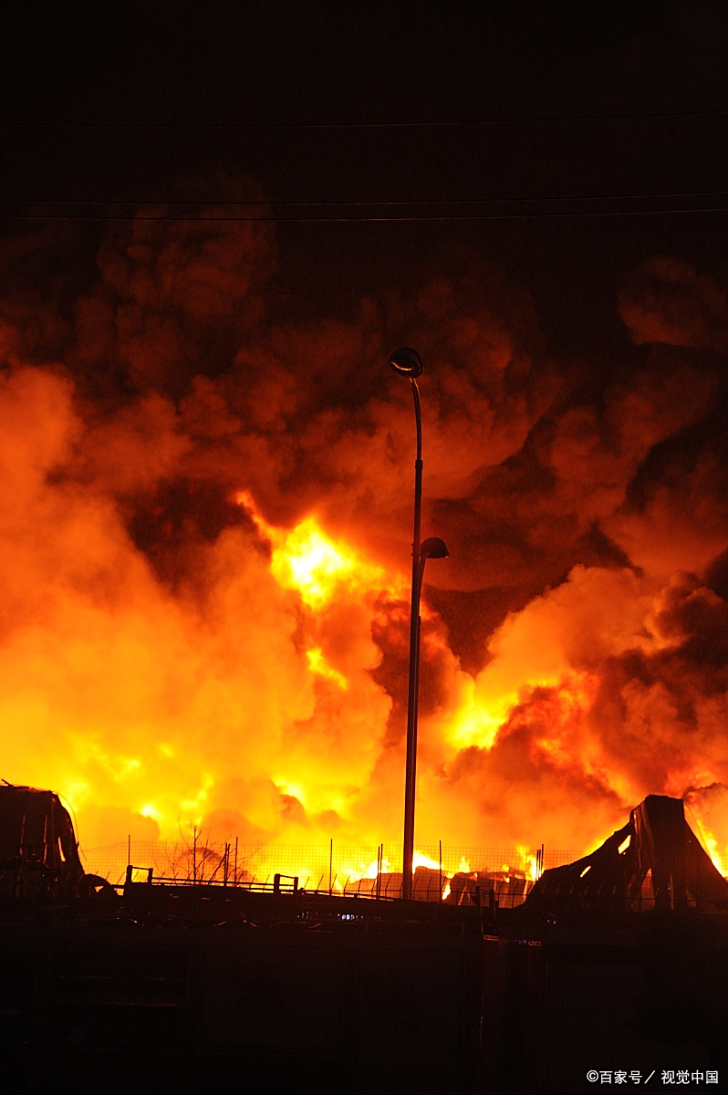 黄冈化工厂爆炸,火光映红了半边天,震动了整个城市