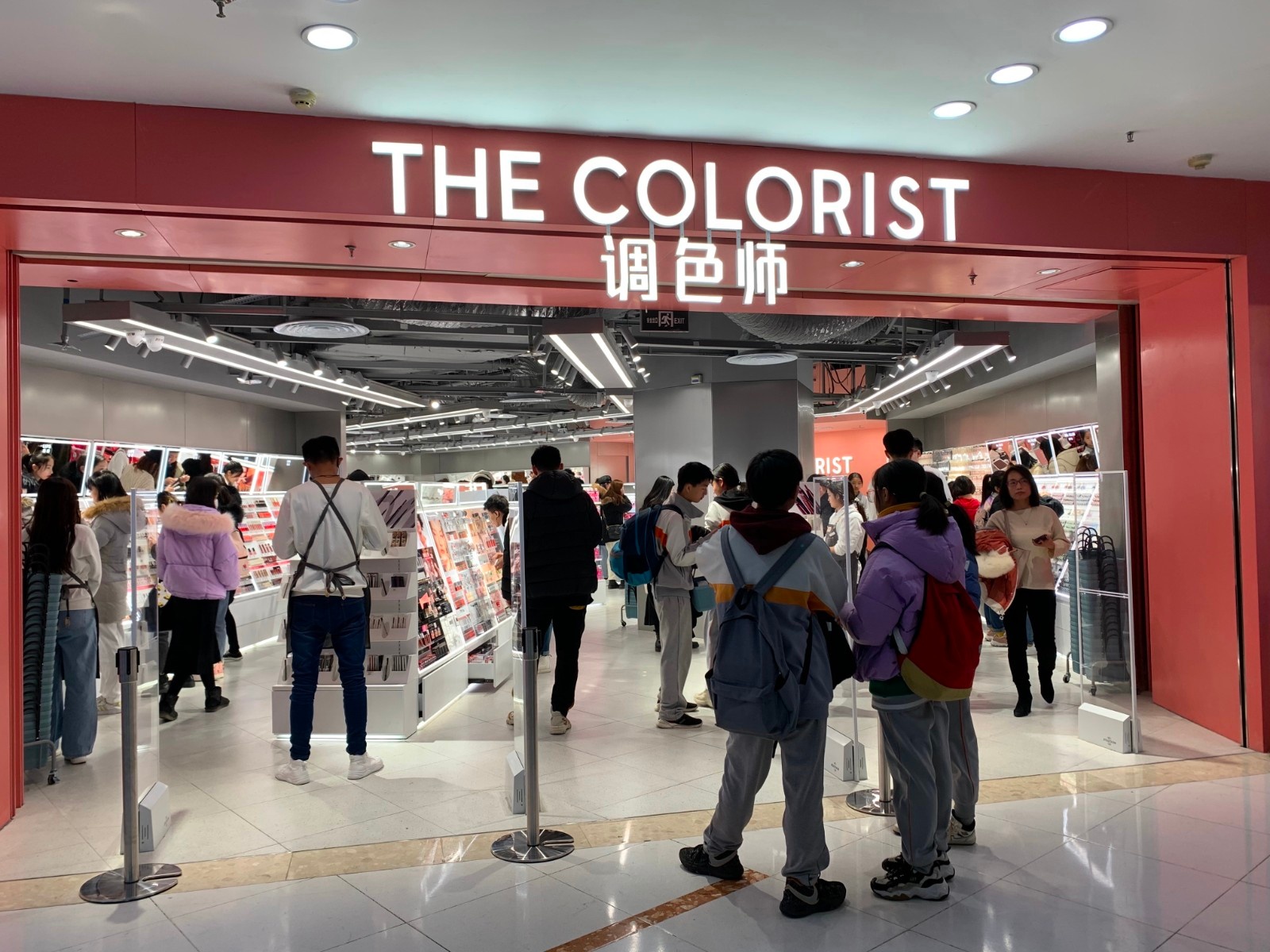 记者探店:线下彩妆集合店加速布局 美妆界也有"快时尚"