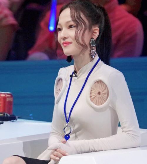 张韶涵参加节目,上半身成焦点,网友:别穿了,看着害怕