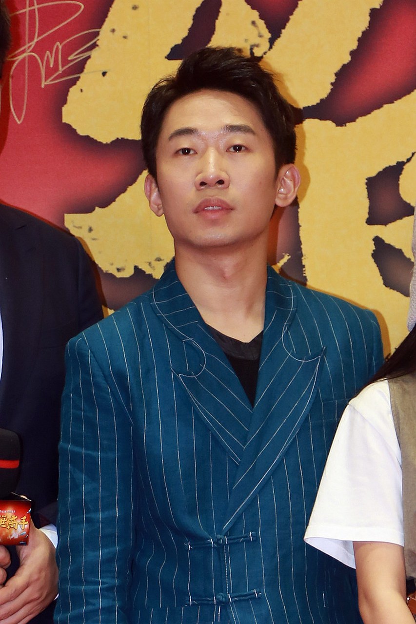 杨回应安保影响行人事件,表示将减少安保人员并注意过激行为!