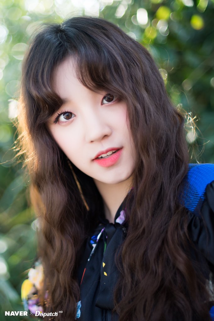 韩国女团gidle中国成员宋雨琦拍摄画报,躲在树后面一