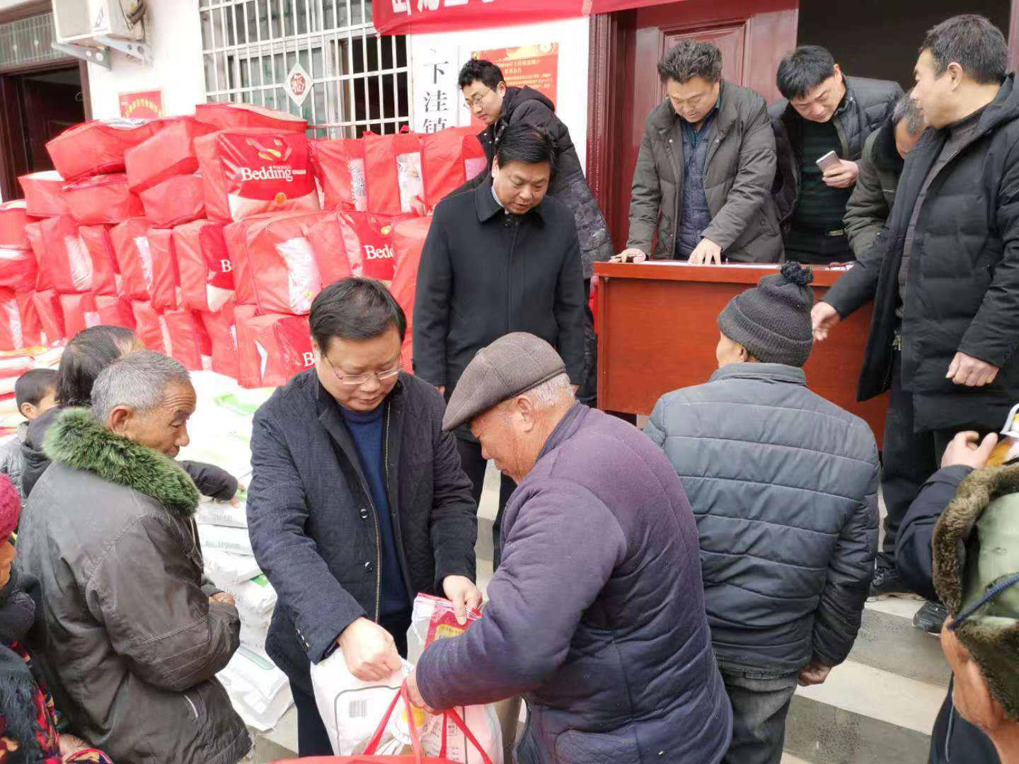 臥龍區七一街道:春節幫扶送溫暖 扶貧助困暖人心