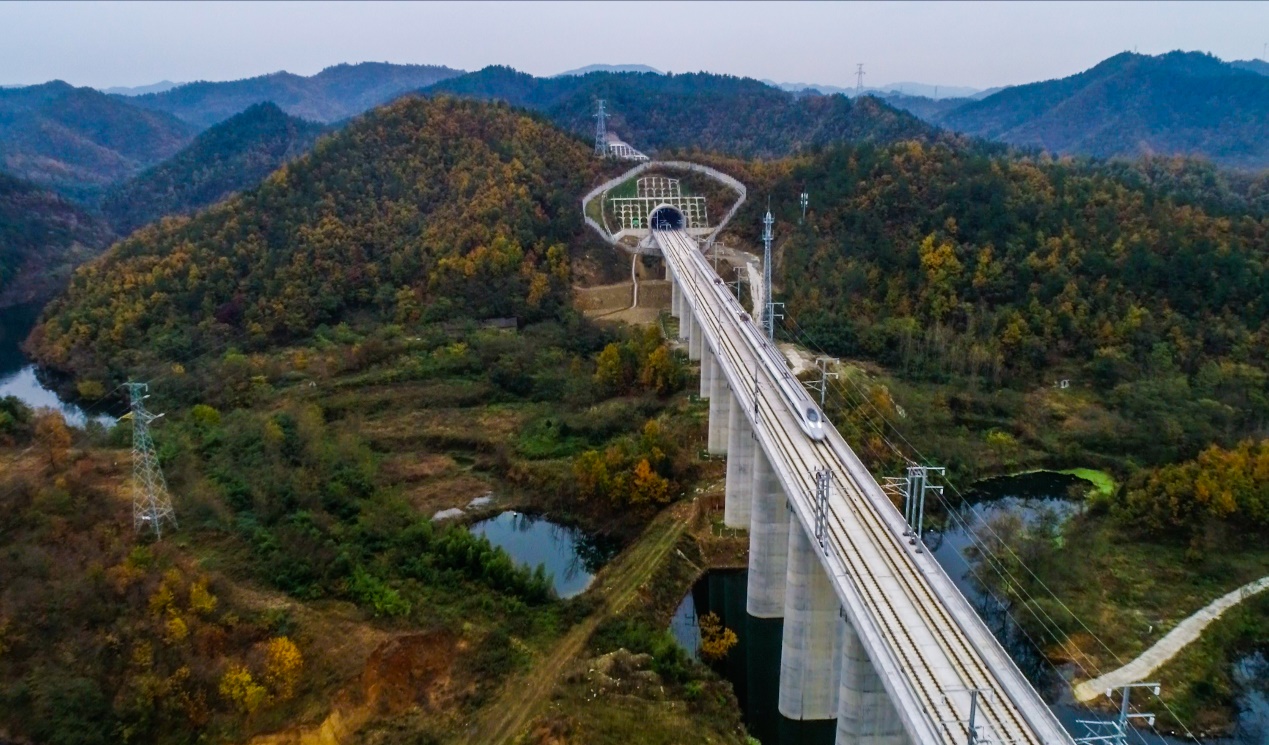 "湖北省最美高铁"汉十高铁通车运营