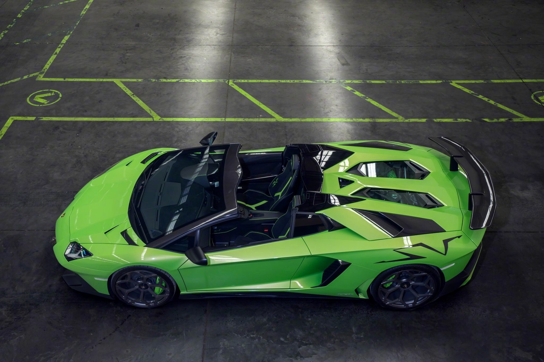 跑车美图:兰博基尼aventador sv roadster,一头的绿色大牛