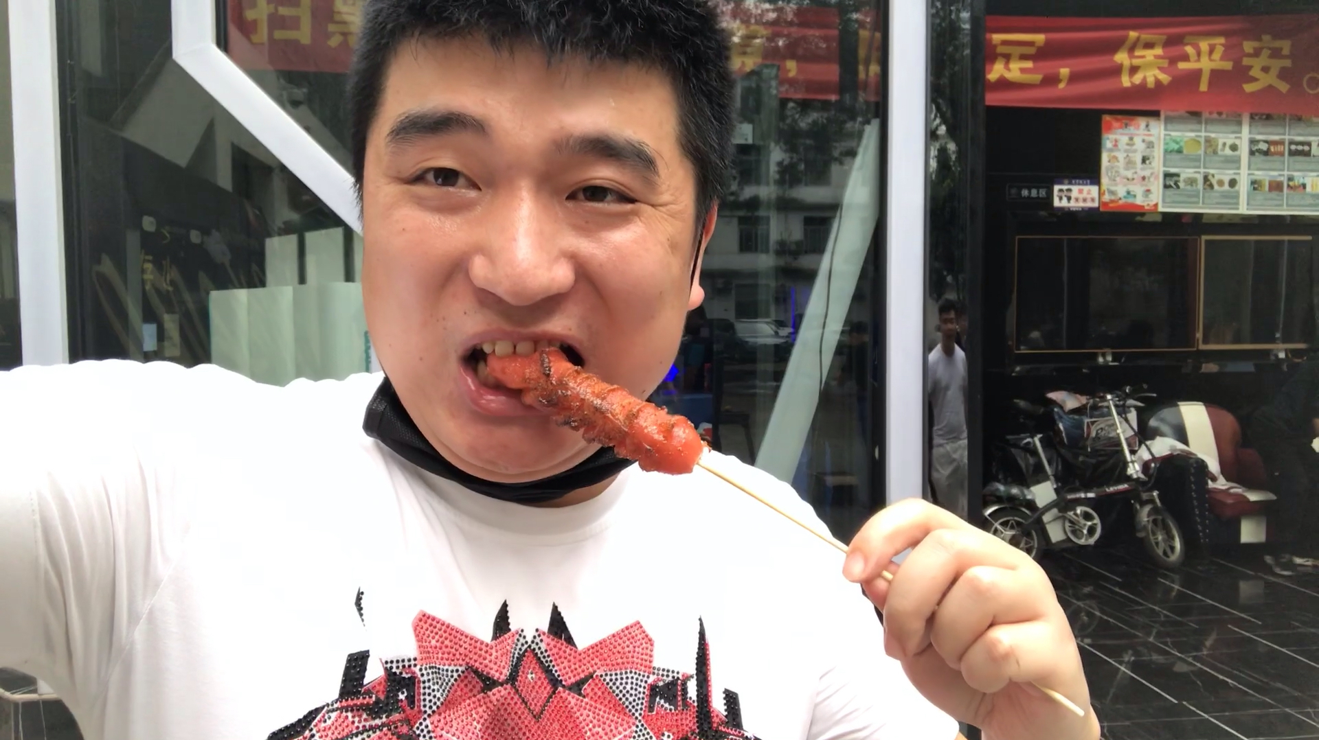 自己动手烧烤,烤牛肉,烤粉肠,烤鱼豆腐,真好