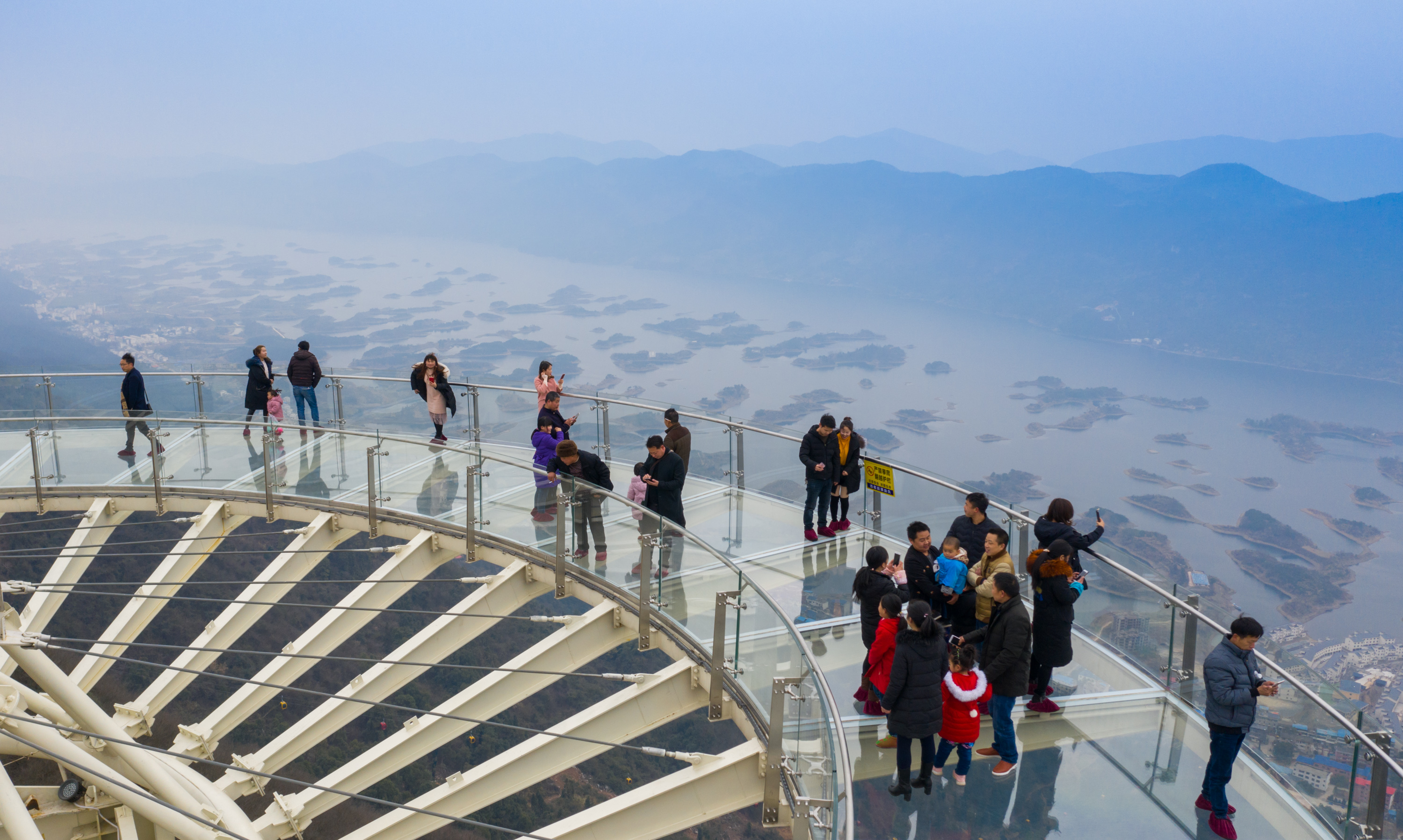 湖北阳新:天空之境玻璃观景平台投入使用