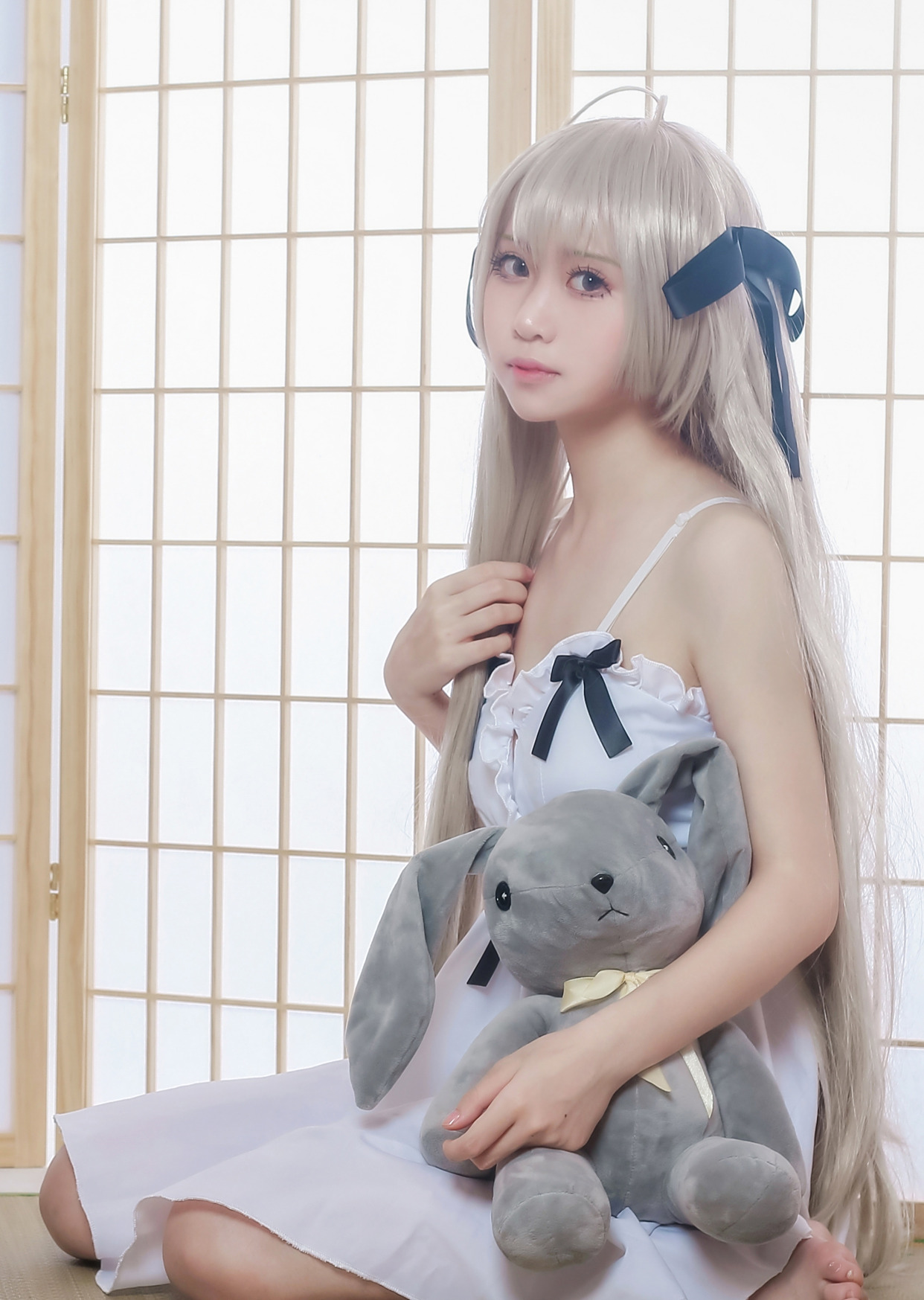 cosplay:刚睡醒的春日野穹,穿白色睡裙揉眼睛,打哈欠的样子真美