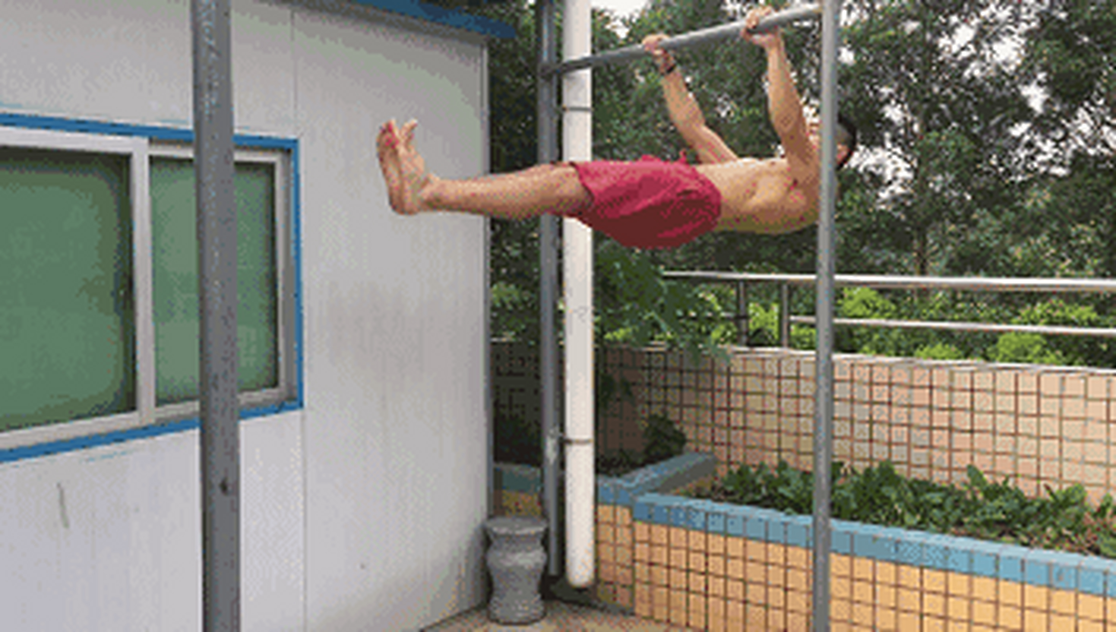 【街头健身前水平如何训练】  前水平是街头健身五大神技之一,也是这