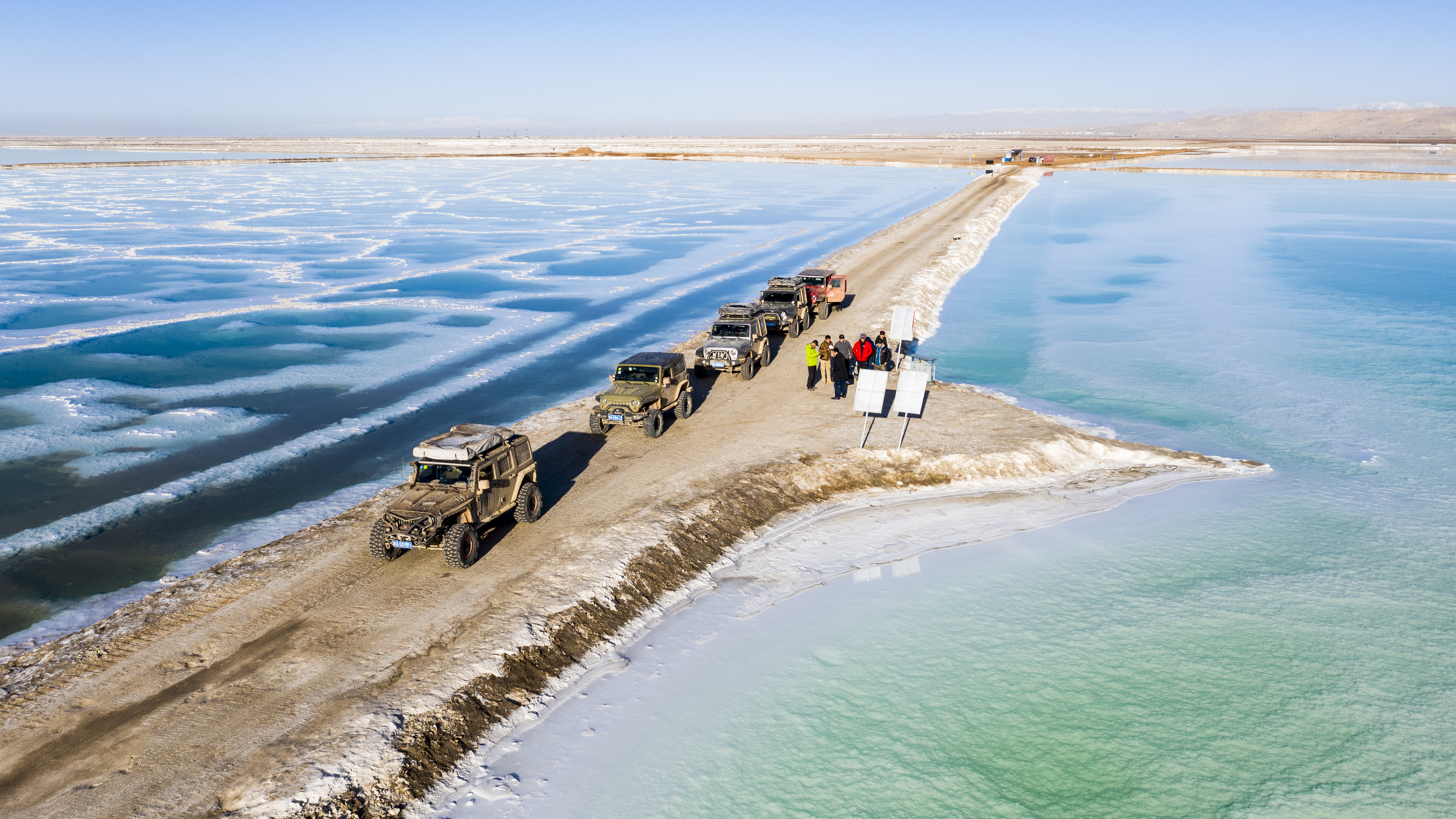 被誉为中国天空之镜的青海茫崖翡翠湖