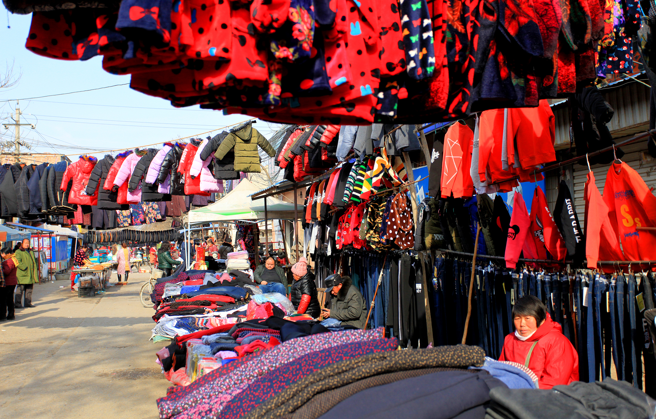 农村集市惊现霸气景象 服装摊绝对是亮点