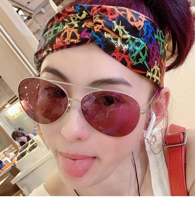 张柏芝带娃聚会,戴彩色发带吐舌头卖萌,大儿子眼神挺像谢霆锋