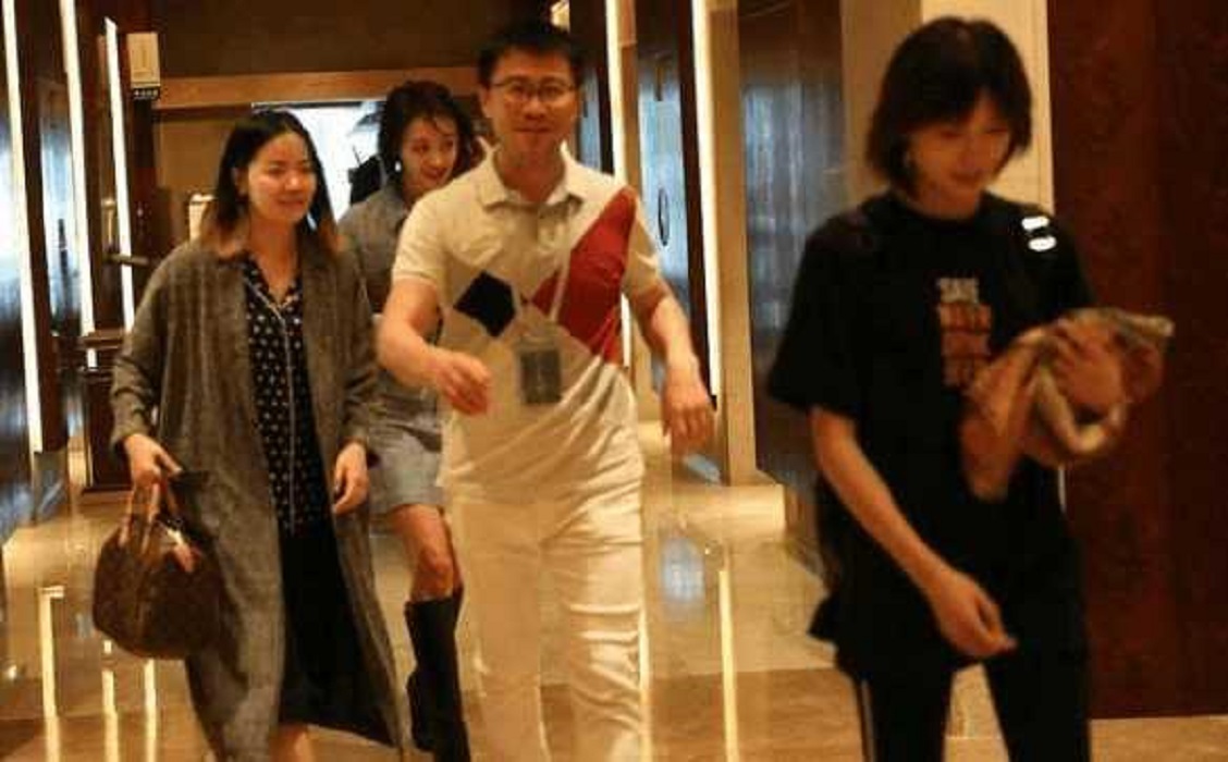 郑爽与张恒甜蜜牵手逛街买奶茶,身旁的替身充当"灯泡"小尴尬