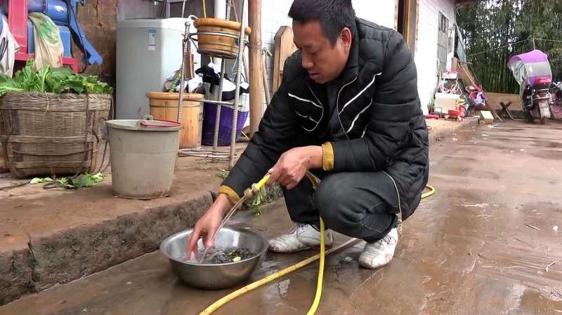 农村王四阿乐炒了盘田螺一家人抢着吃配瓶啤酒简直太爽了