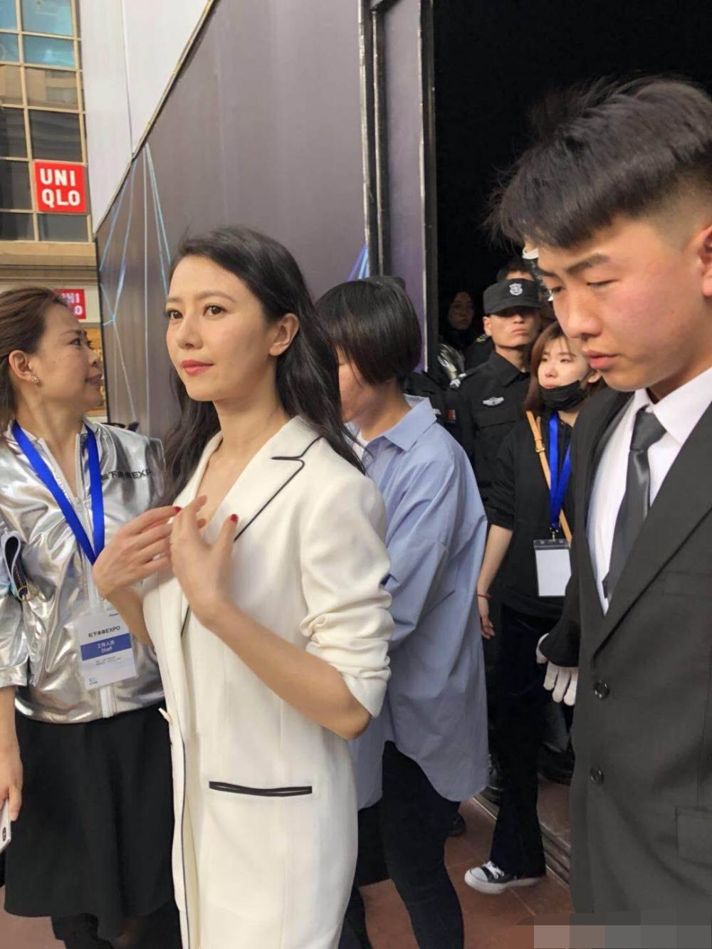 高圆圆一袭西装亮相某项活动,既霸气又不失女人味