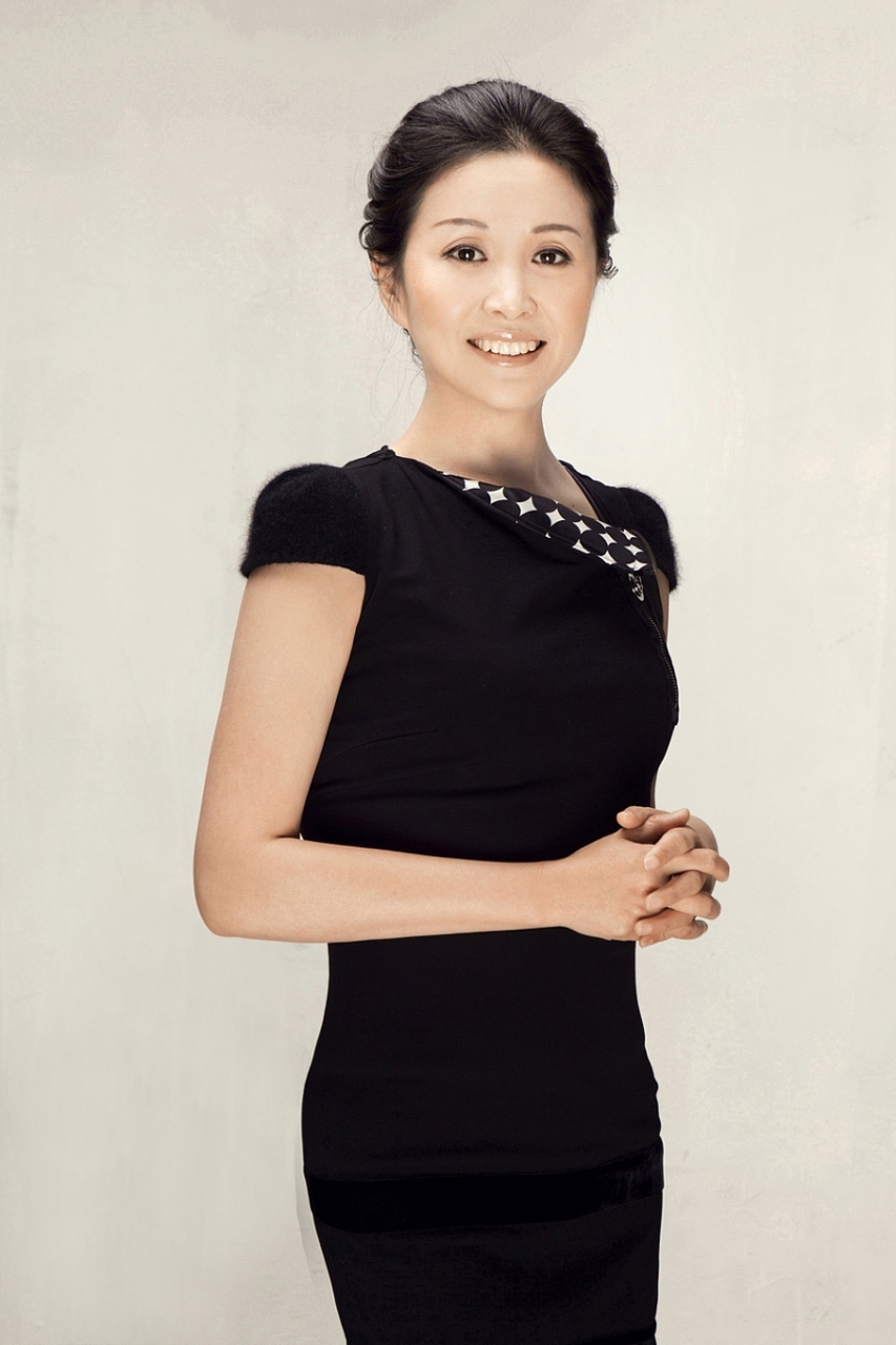 黄菡的女儿,高二暑假,要去游学大半个月,黄菡想来想去,临在女儿出发前