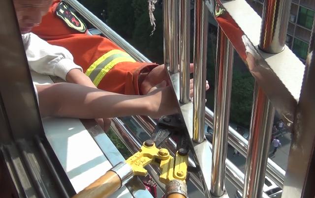 新余:6岁熊孩子贪玩,将手伸入防盗窗栓眼,不料被卡动弹不得