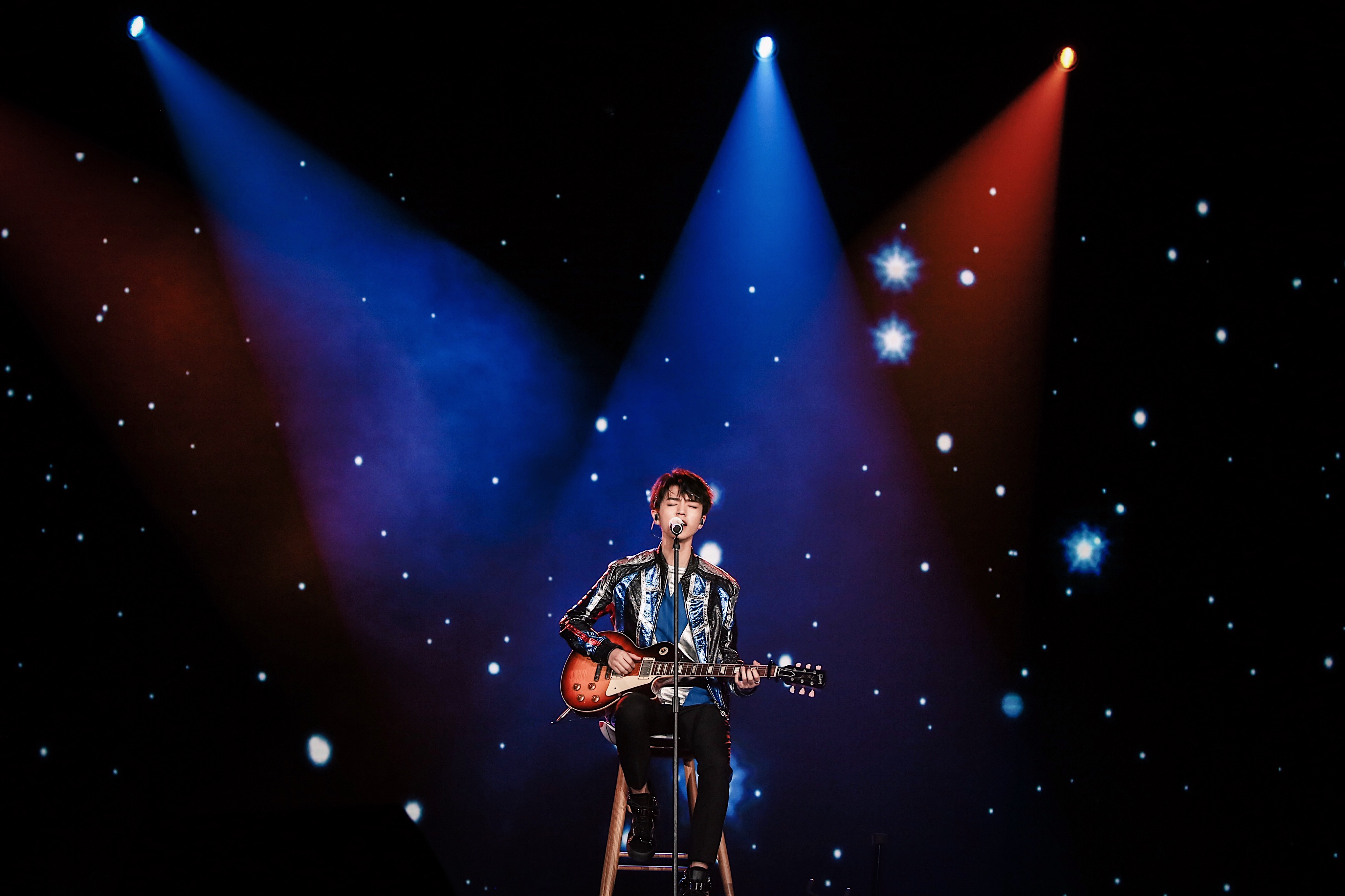 王俊凯这套是摇滚少年,满天星光下安静弹吉他的样子太美好了