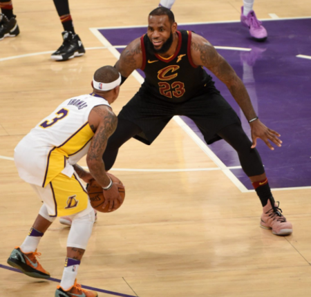 媒体晒詹姆斯防守小托马斯的照片:起个标题吧