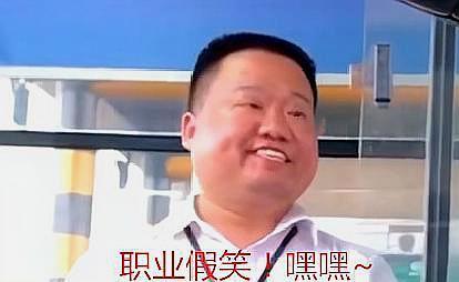 高速收费员假笑意外成"网红",遭网友调侃,本人:很努力在笑了