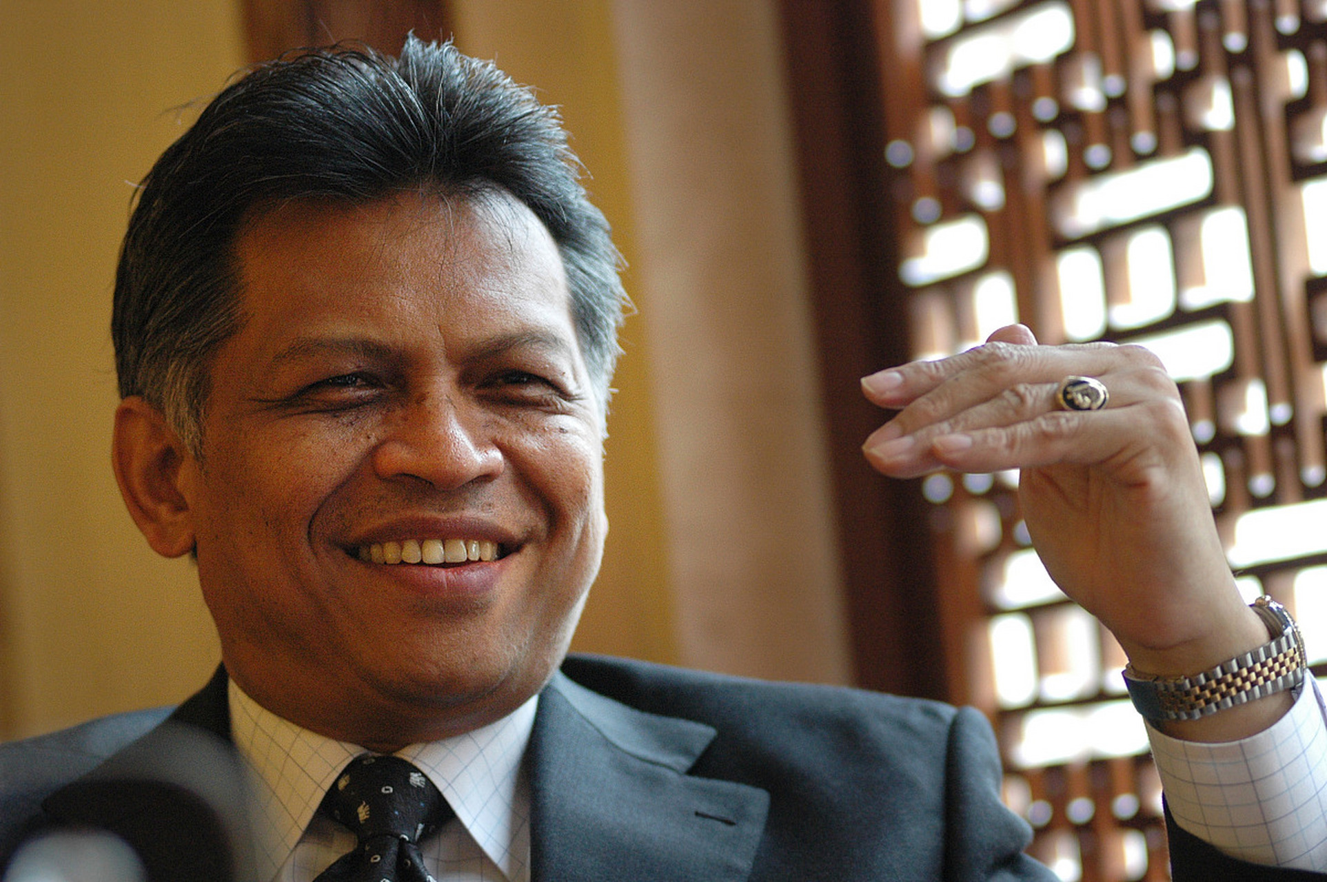 印度裔候选人当选新加坡总统# 9月1日,新加坡举行了一场备受关椎哪