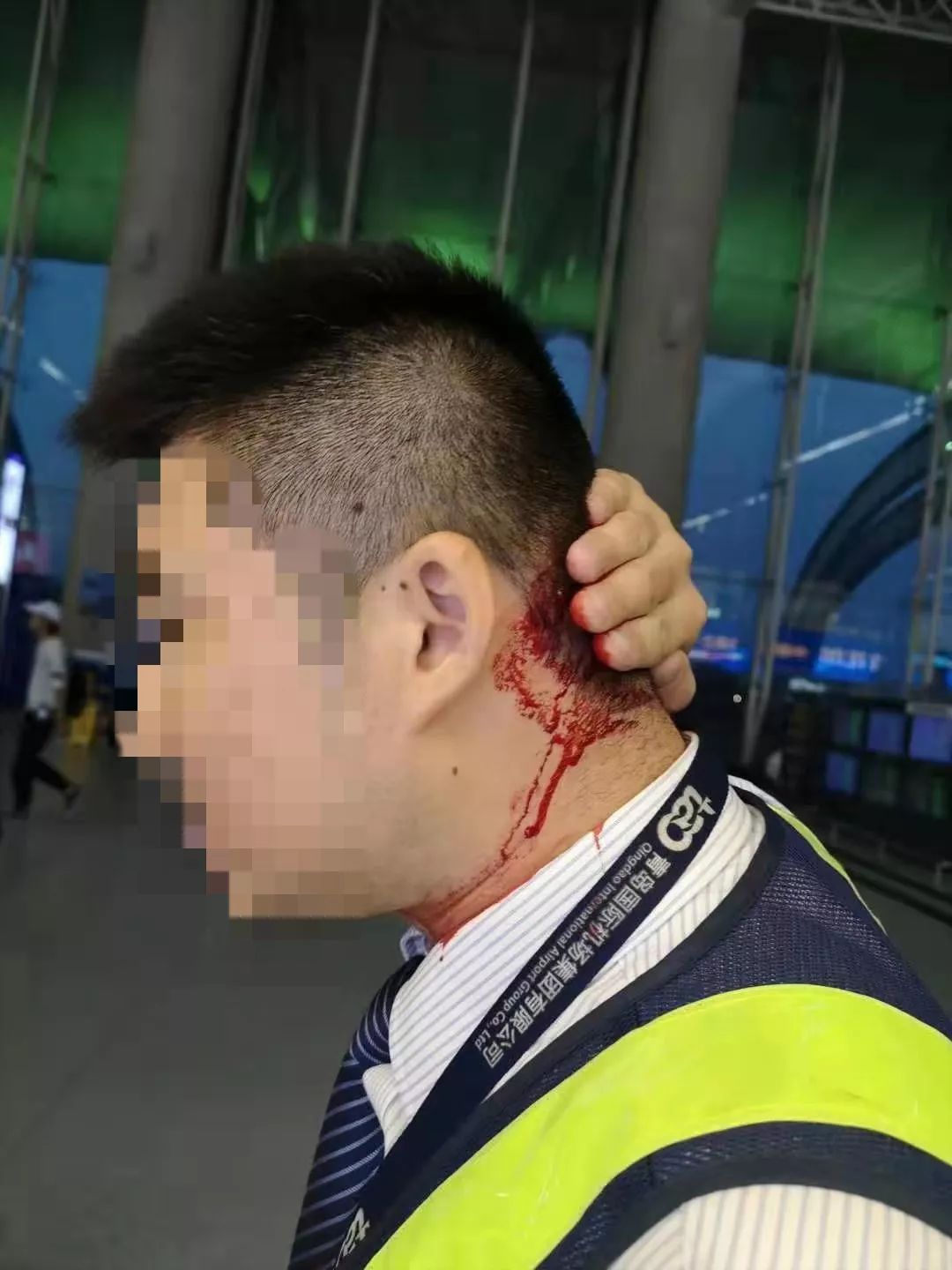事发青岛机场一男子醉酒登机遭拒把工作人员打得头破血流