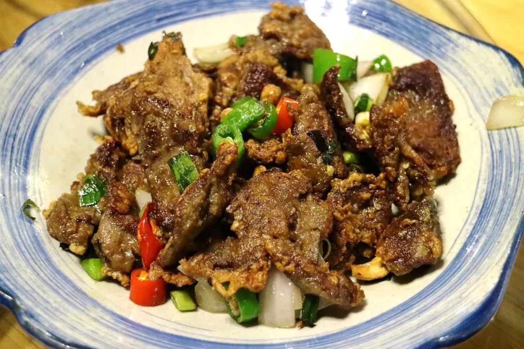 不一样的猪肝,确实和平常吃的不一样,这猪肝是经过裹粉油炸的,口感酥