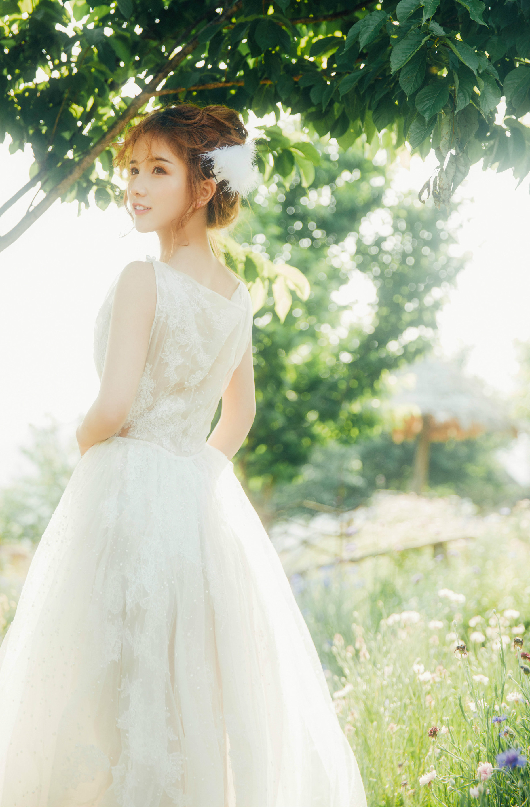 美图摄影:俏丽的侧颜 半透明白纱长裙随风摇曳!