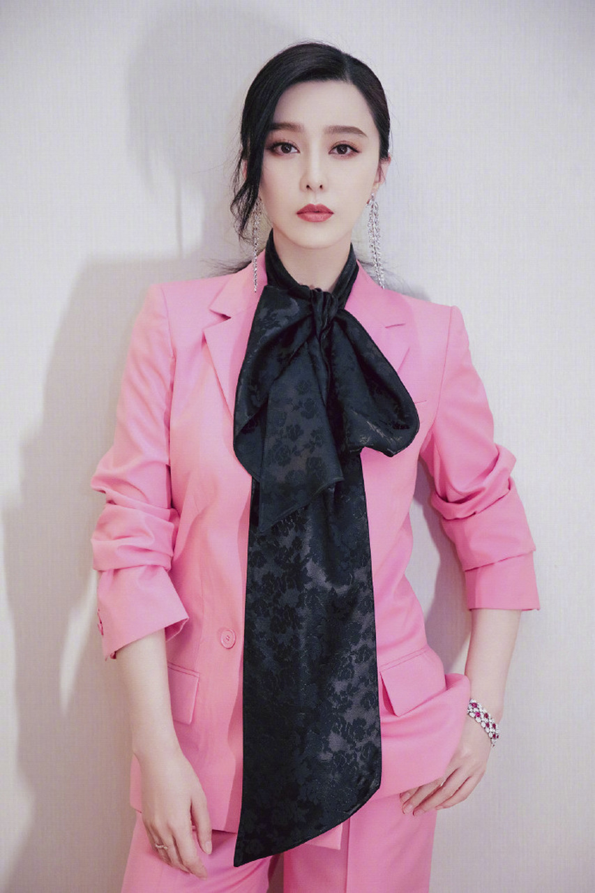 范冰冰时尚感确实不俗,穿粉色西装清新减龄,配上印花丝巾还有成熟女性