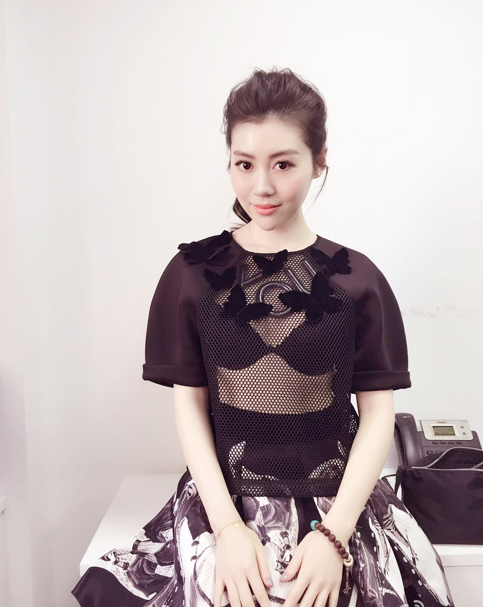 张妍从出道到现在也已经出演过很多的作品了,演技也在渐渐地成长