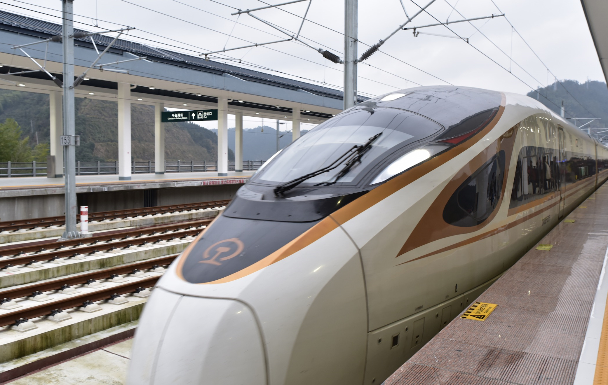 当这辆列车在轨道上行驶的时候,车子上的先进仪器就会实时得的对铁轨