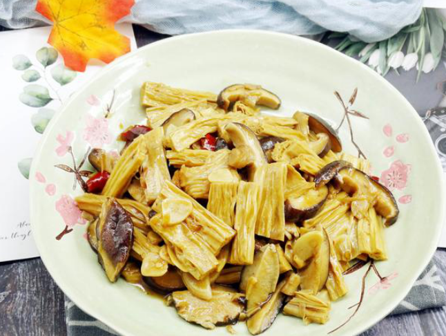 香菇焖腐竹,制作简单,鲜美可口,营养又好吃