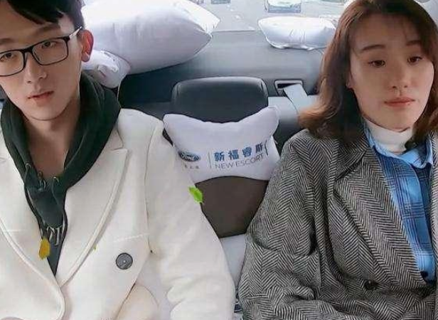 傅园慧和新男友约会,等到新男友离场,卷起袖子开始大吃,太真实