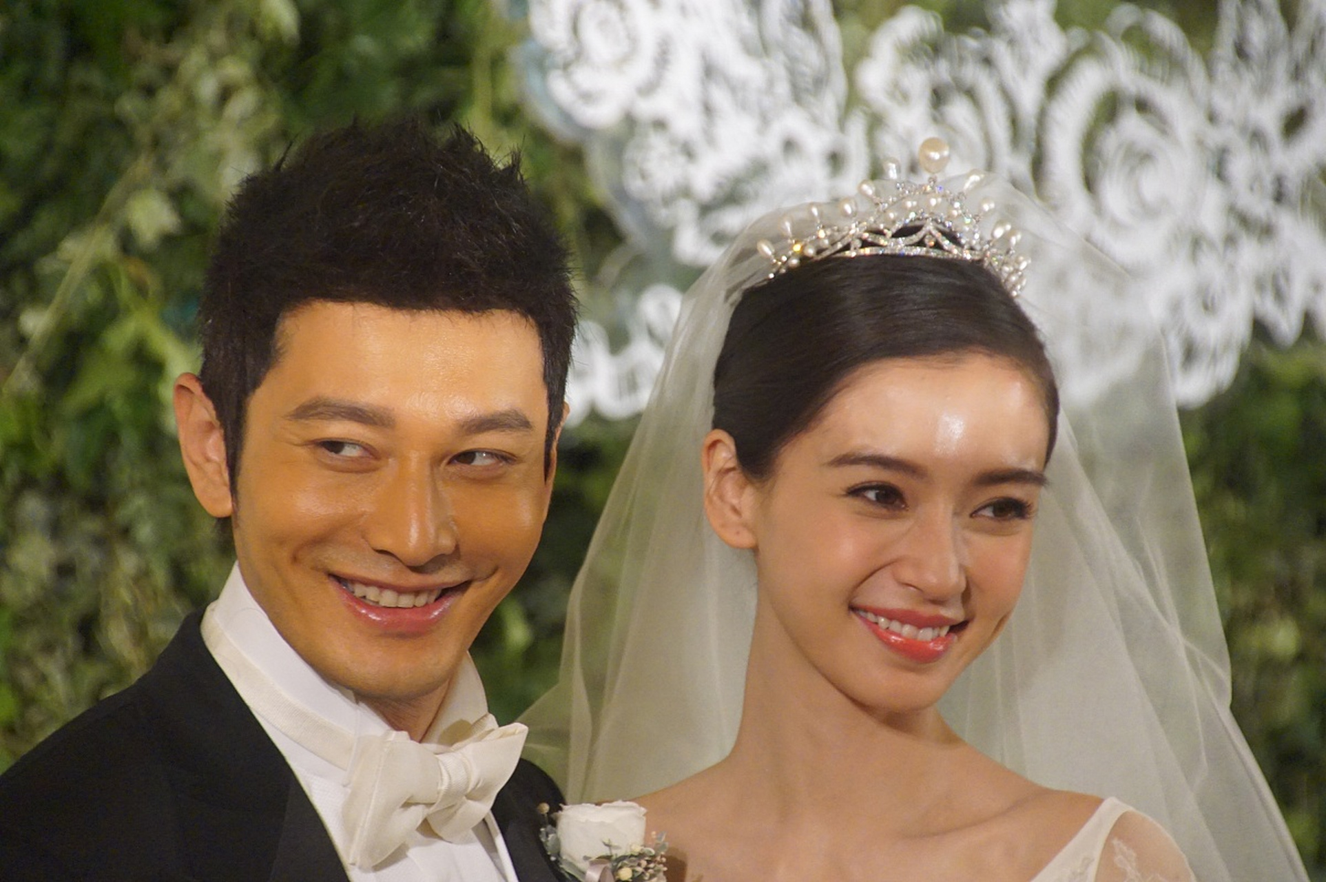 黄晓明和angelababy的婚姻一直受到媒体和公众的关注,他们的恋情起初