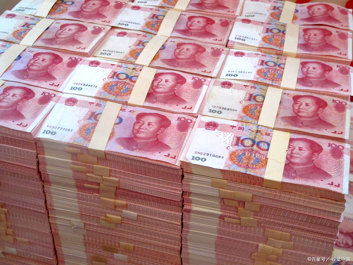 外卖小哥路边拾到15万多元现金,连夜送交派出所交还失主