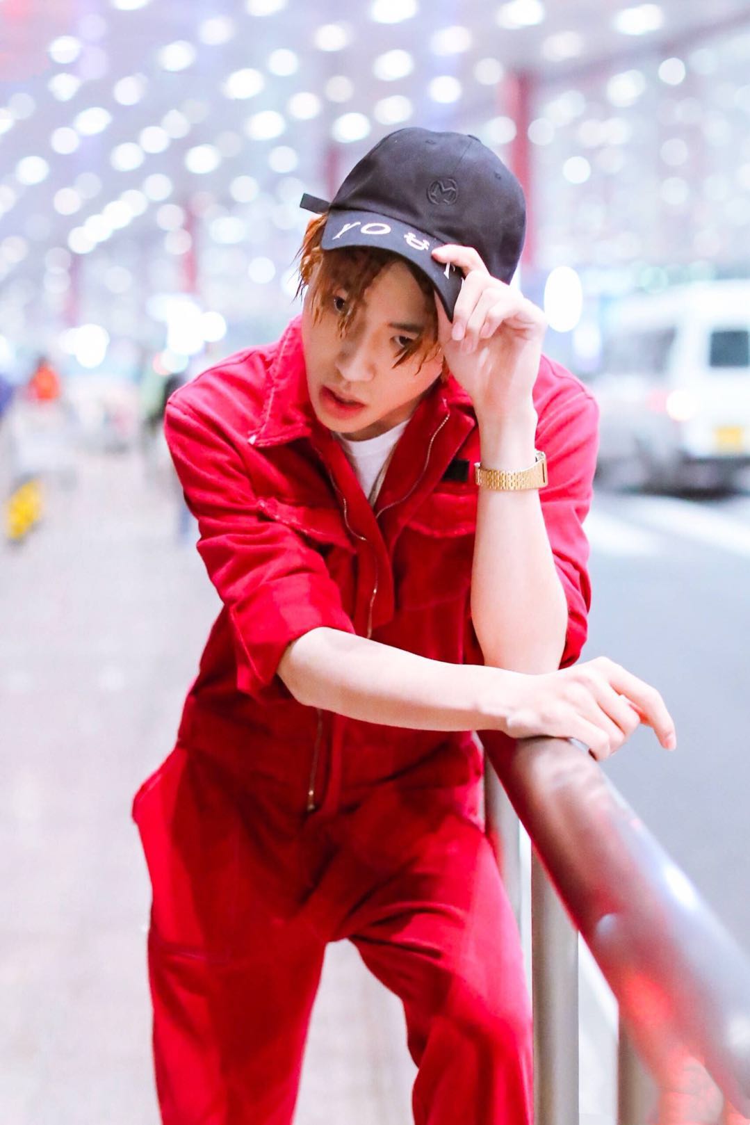 小鬼王凯琳机场"小脏辫"抢眼,不过红色"修理工"服才是重点