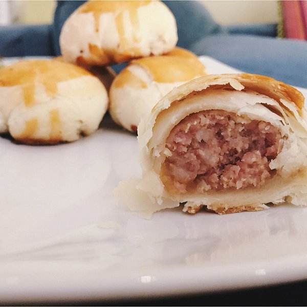 苏式月饼皮脆而粉,肉汁慢慢渗透其间,可谓一绝