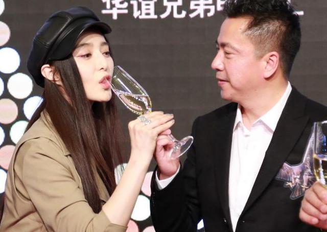 人生赢家王中磊,他和众女星是这样合照的,李冰冰最为亲密