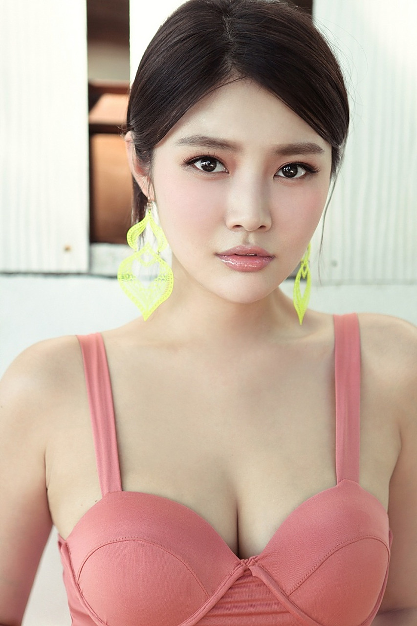 徐冬冬回应椰树泳装挂历## 1月7日消息,最近在海南海口,网友们热议