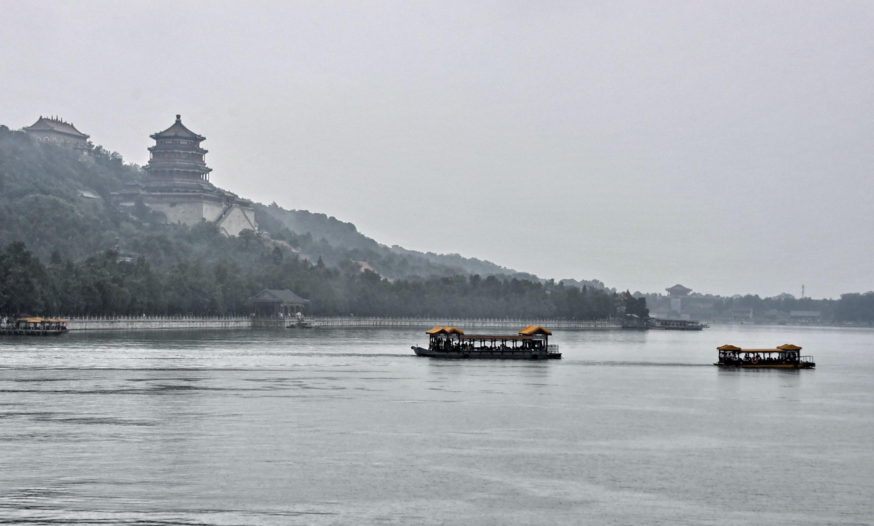 新华社照片,北京,2019年7月10日 雨中颐和园 7月10日,游人在