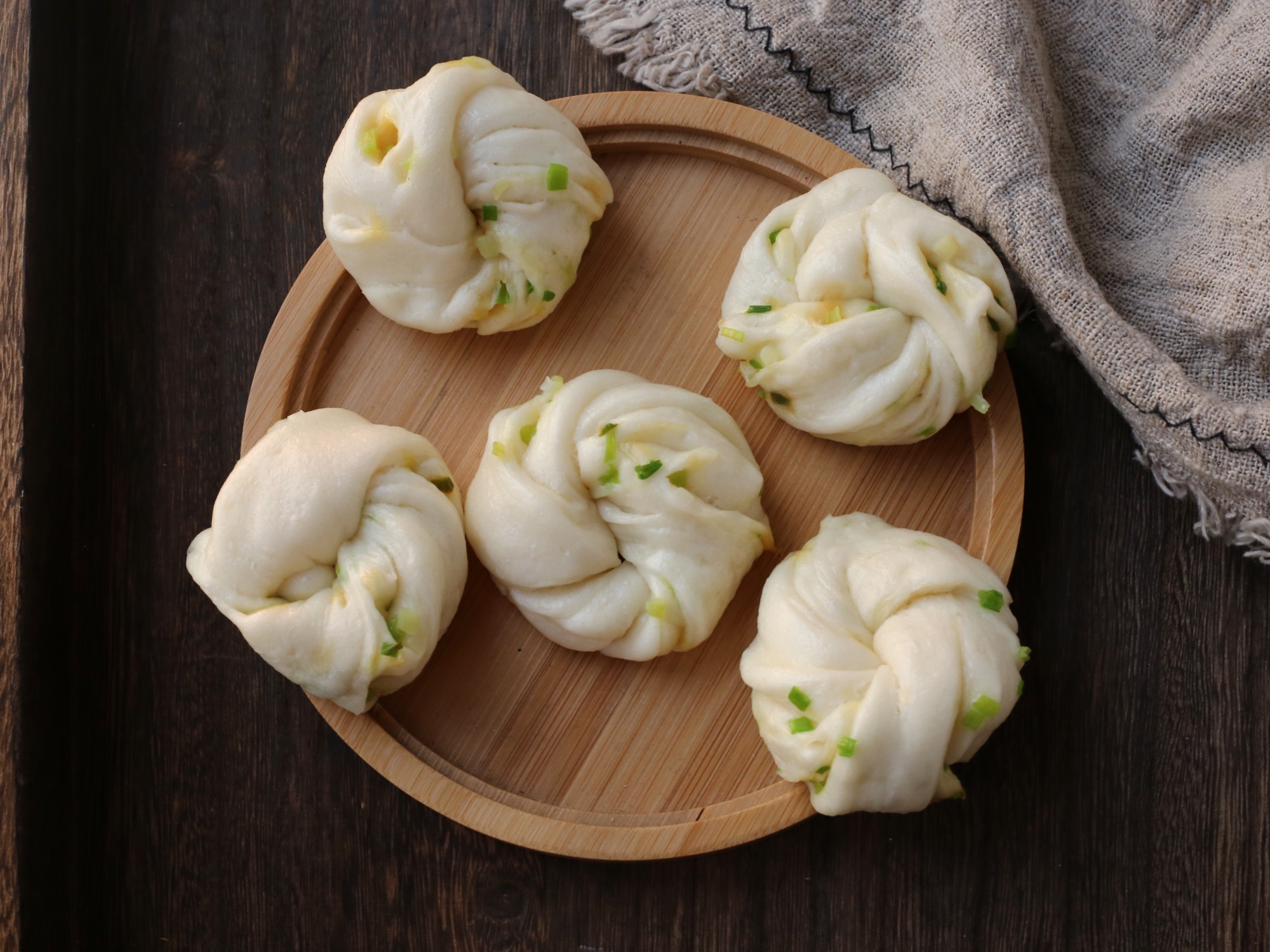 葱油花卷做不好,葱花总是发黄,只需多做这一步,蒸出翠绿的颜色