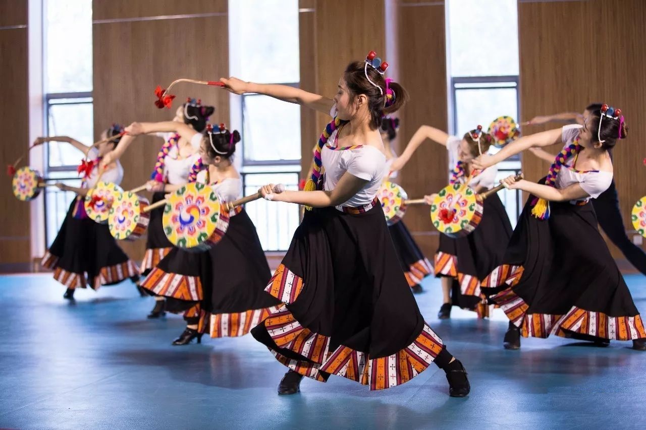 西藏热巴舞,青藏高原上的一朵绮丽的花