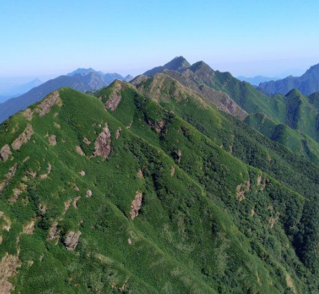 广西防城港十万大山,巍巍青山,峰峦叠翠,如一幅壮美的画卷